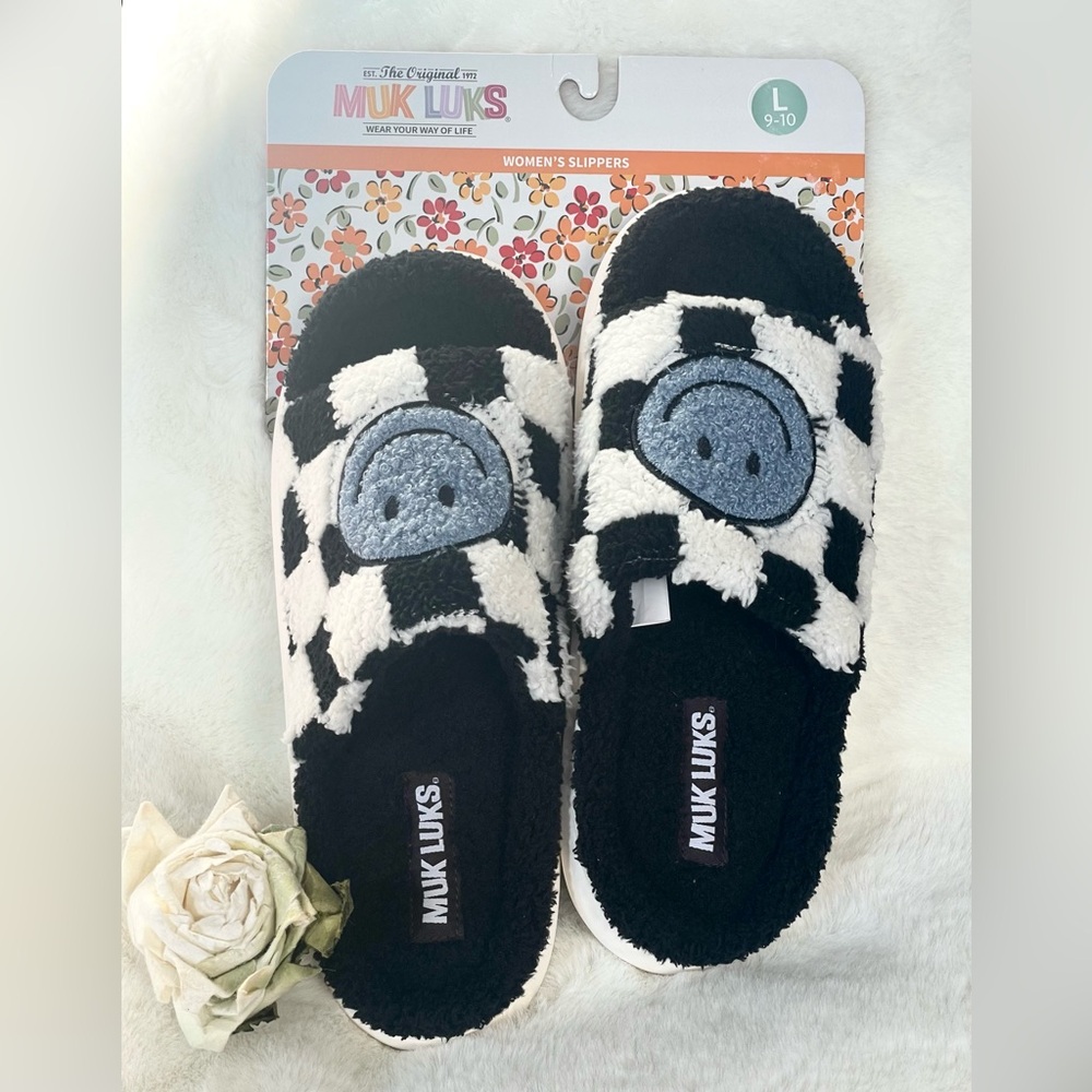 New with tags Women’s MUK LUKS black & white checkered Slippers with Blue SMILE